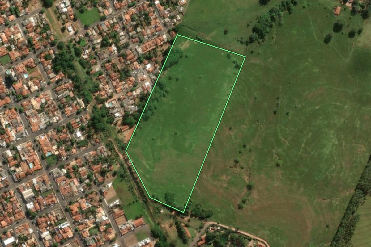 Imagem de satélite do imóvel rural em Adamantina (SP), com o contorno declarado no CAR desenhado por cima.
