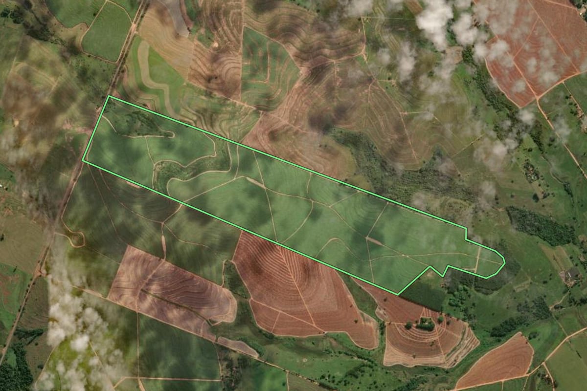 Imagem de satélite do imóvel rural em Adamantina (SP), com o contorno declarado no CAR desenhado por cima.