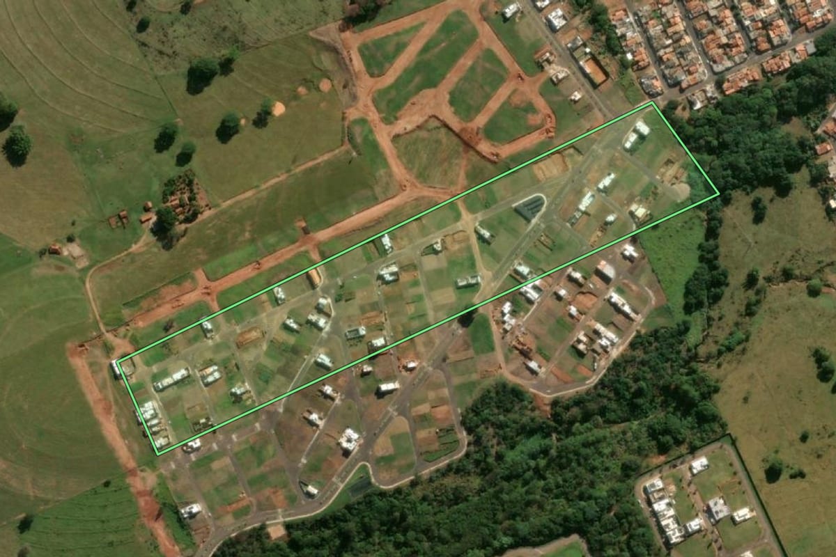 Imagem de satélite do imóvel rural em Adamantina (SP), com o contorno declarado no CAR desenhado por cima.