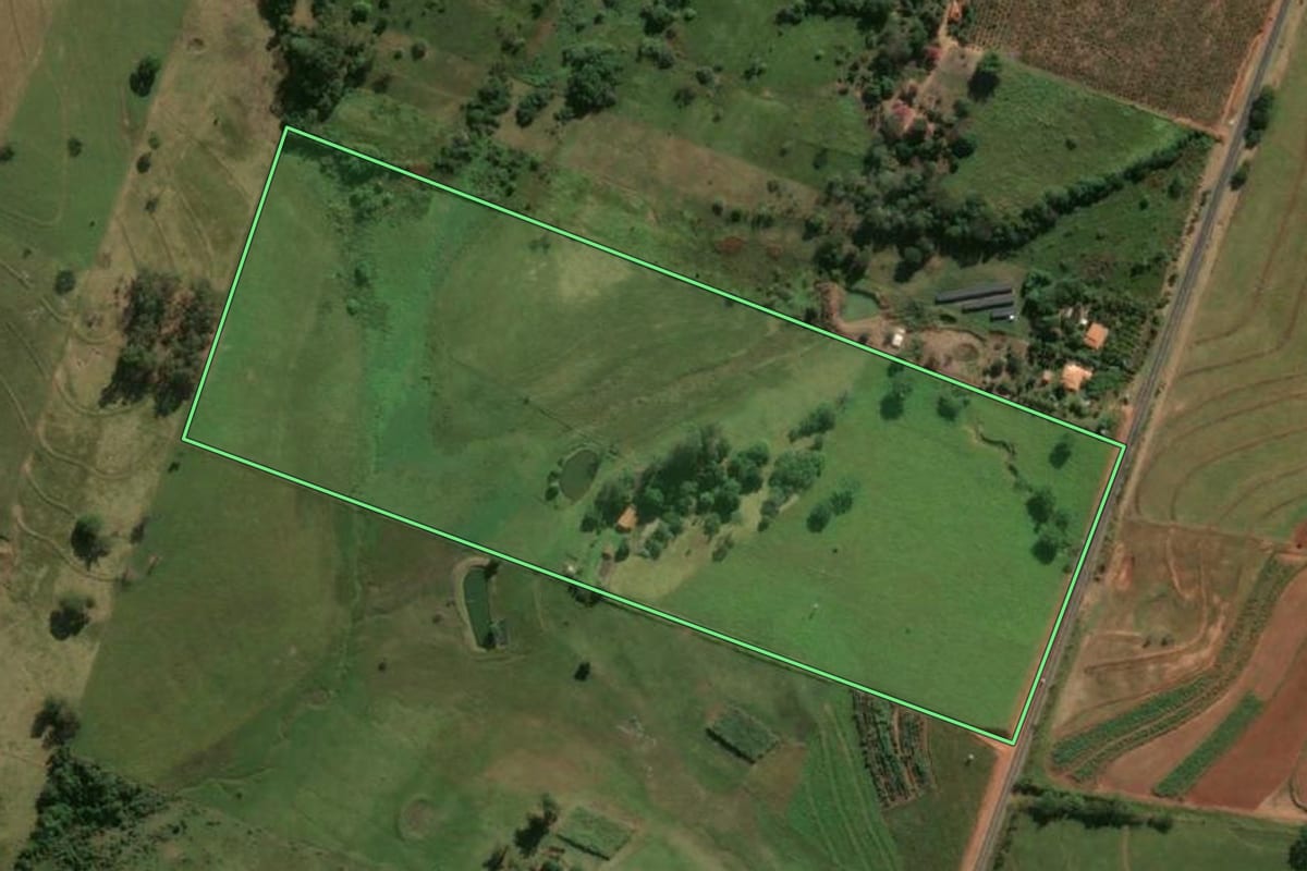 Imagem de satélite do imóvel rural em Adamantina (SP), com o contorno declarado no CAR desenhado por cima.
