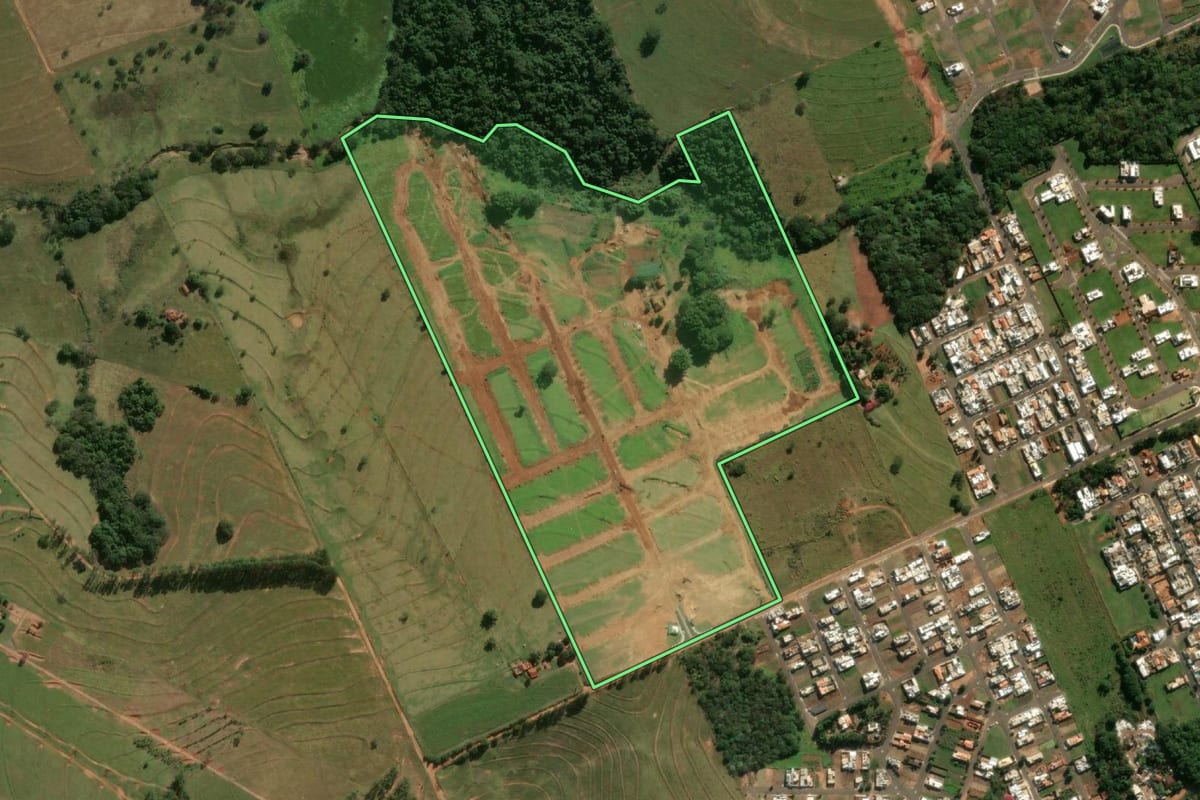 Imagem de satélite do imóvel rural em Adamantina (SP), com o contorno declarado no CAR desenhado por cima.