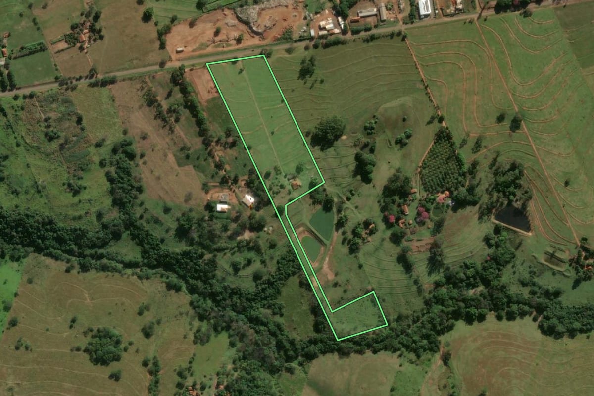 Imagem de satélite do imóvel rural em Adamantina (SP), com o contorno declarado no CAR desenhado por cima.