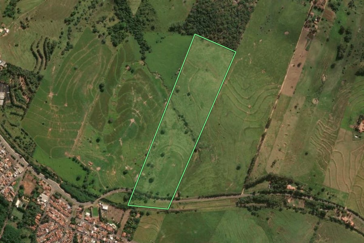 Imagem de satélite do imóvel rural em Adamantina (SP), com o contorno declarado no CAR desenhado por cima.