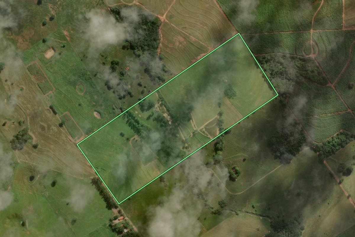 Imagem de satélite do imóvel rural em Adamantina (SP), com o contorno declarado no CAR desenhado por cima.