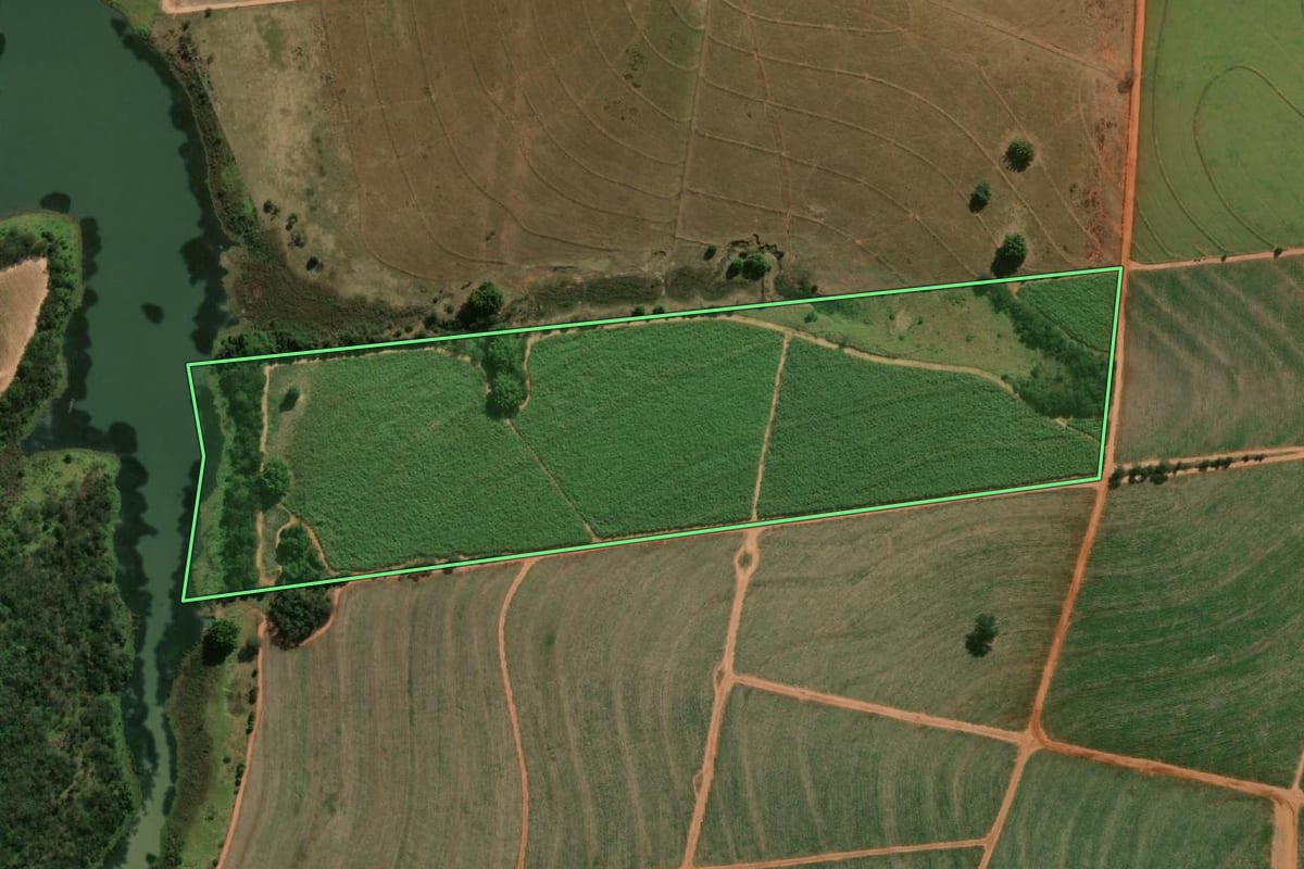 Imagem de satélite do imóvel rural em Adamantina (SP), com o contorno declarado no CAR desenhado por cima.