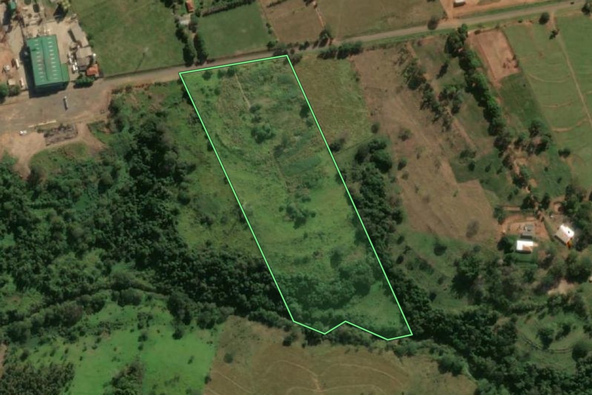 Imagem de satélite do imóvel rural em Adamantina (SP), com o contorno declarado no CAR desenhado por cima.