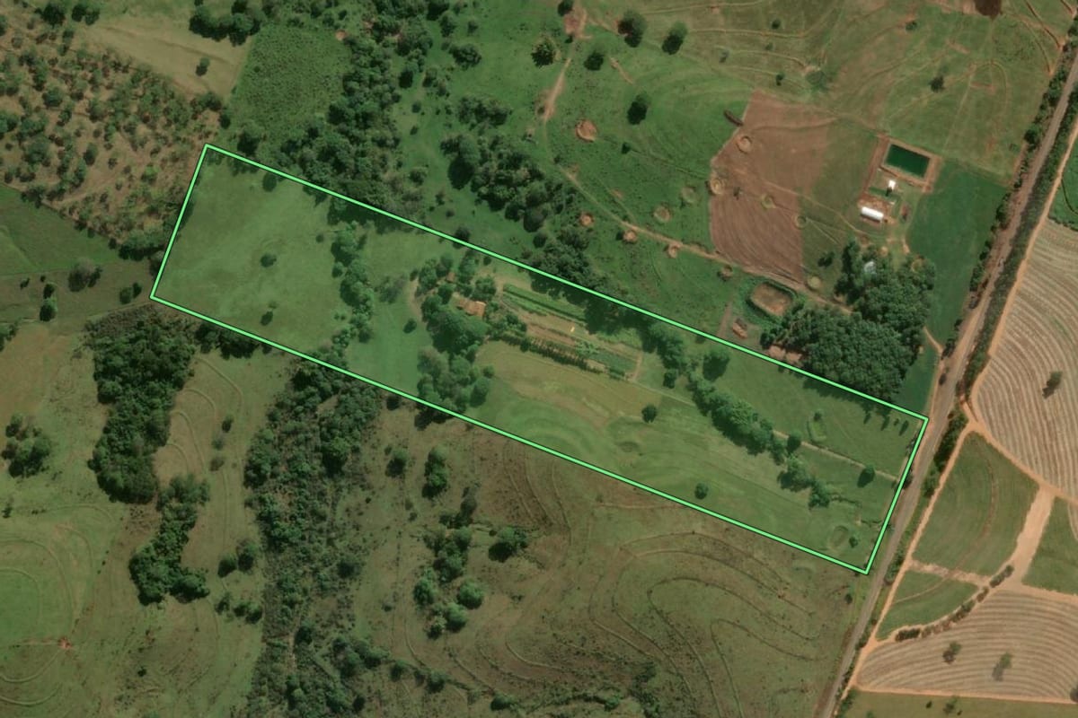 Imagem de satélite do imóvel rural em Adamantina (SP), com o contorno declarado no CAR desenhado por cima.
