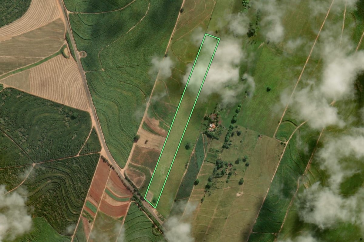 Imagem de satélite do imóvel rural em Adamantina (SP), com o contorno declarado no CAR desenhado por cima.