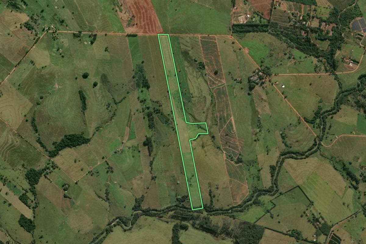 Imagem de satélite do imóvel rural em Adamantina (SP), com o contorno declarado no CAR desenhado por cima.