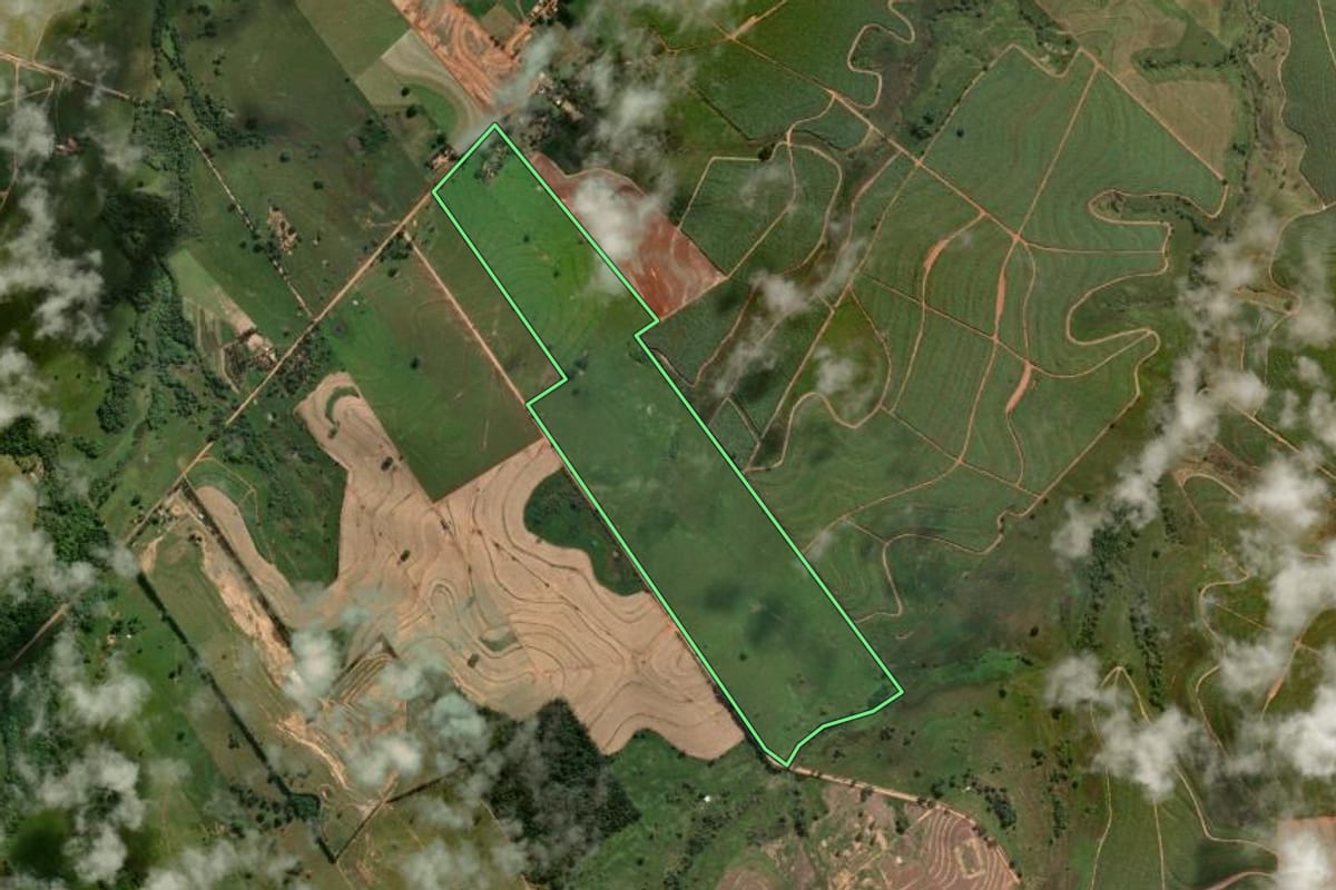Imagem de satélite do imóvel rural em Adamantina (SP), com o contorno declarado no CAR desenhado por cima.