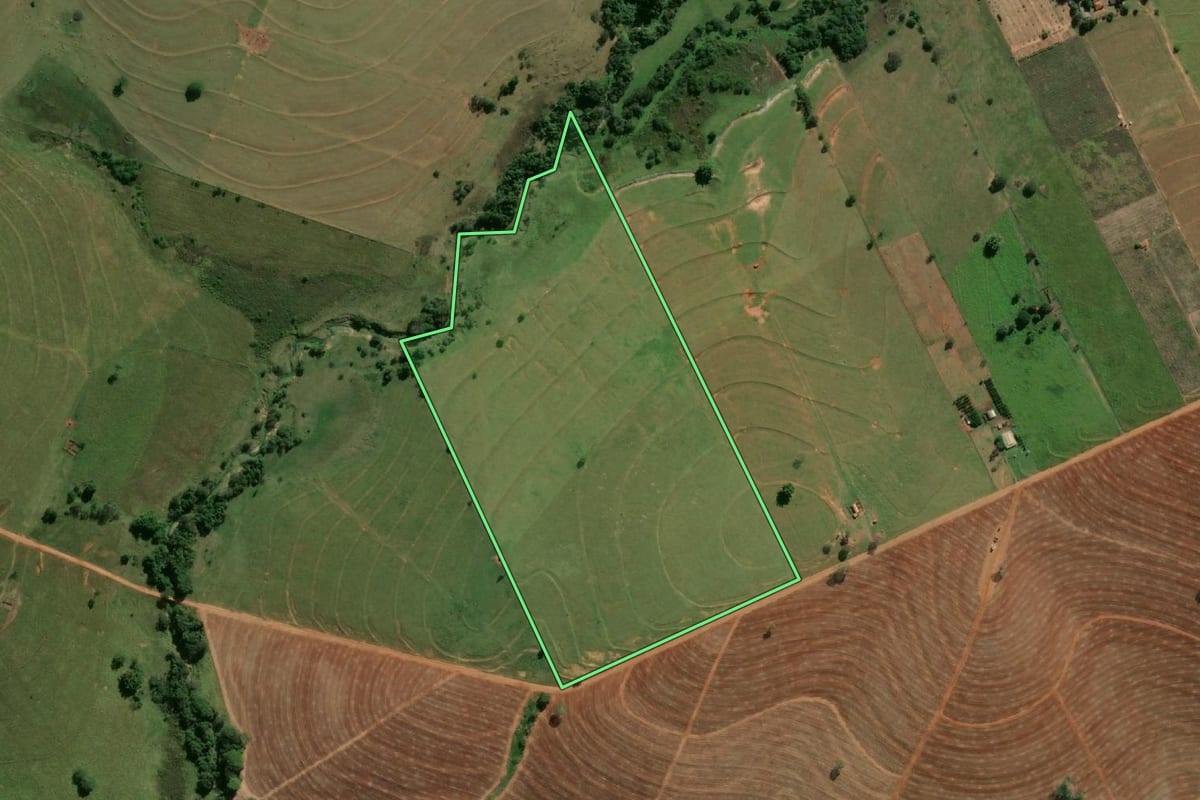 Imagem de satélite do imóvel rural em Adamantina (SP), com o contorno declarado no CAR desenhado por cima.
