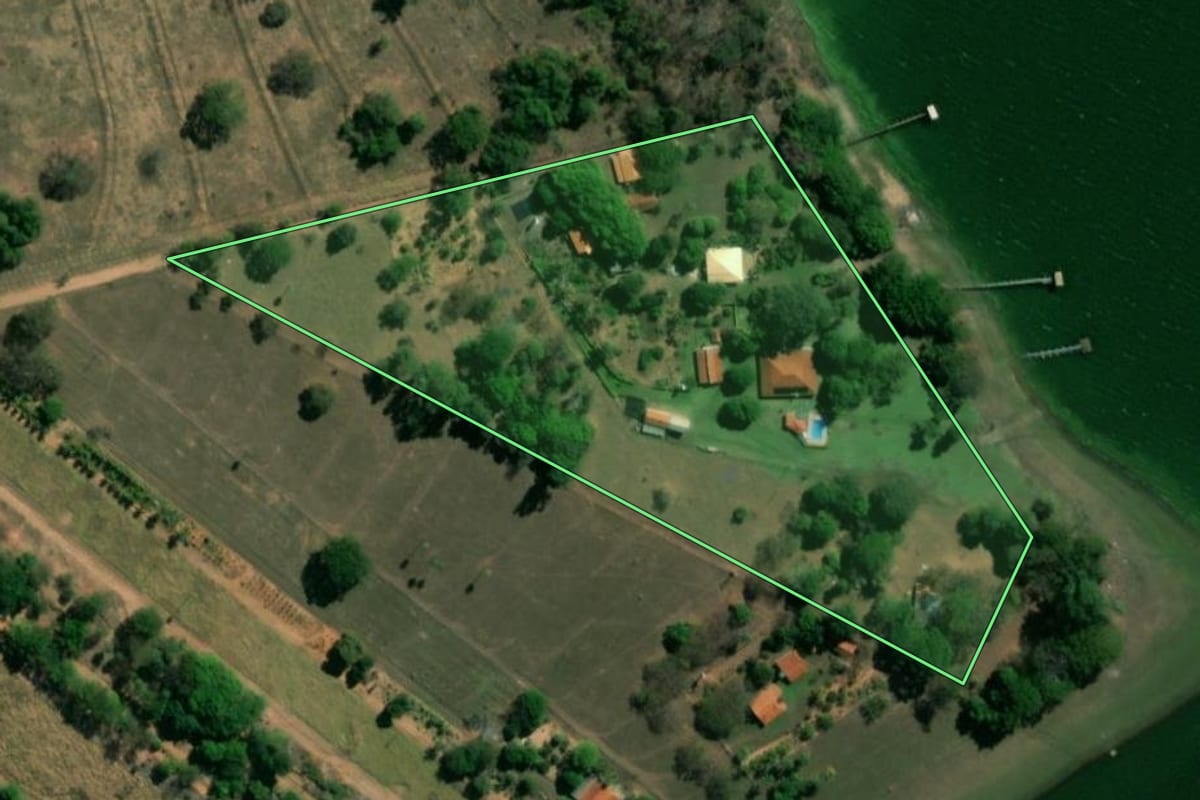 Imagem de satélite do imóvel rural em Adolfo (SP), com o contorno declarado no CAR desenhado por cima.