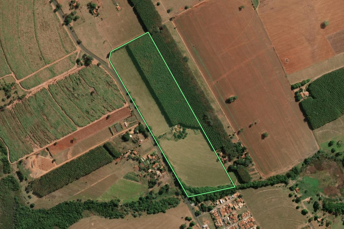 Imagem de satélite do imóvel rural em Adolfo (SP), com o contorno declarado no CAR desenhado por cima.