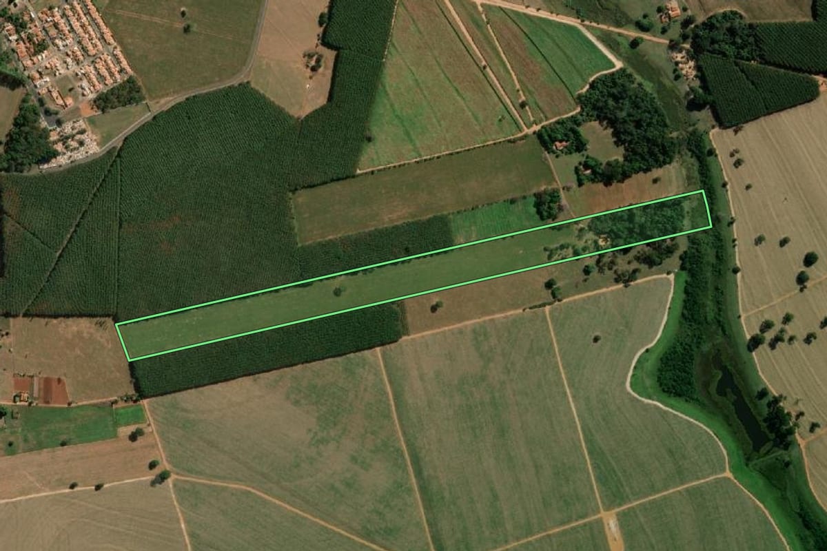 Imagem de satélite do imóvel rural em Adolfo (SP), com o contorno declarado no CAR desenhado por cima.