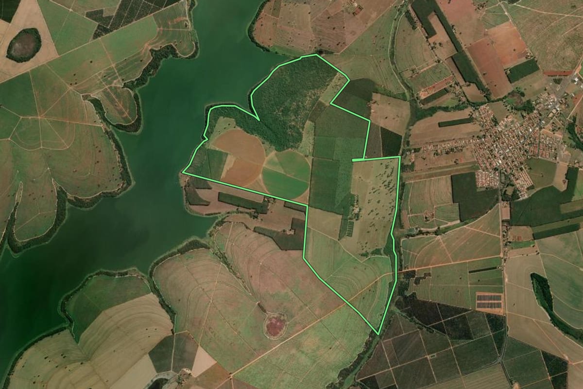 Imagem de satélite do imóvel rural em Adolfo (SP), com o contorno declarado no CAR desenhado por cima.