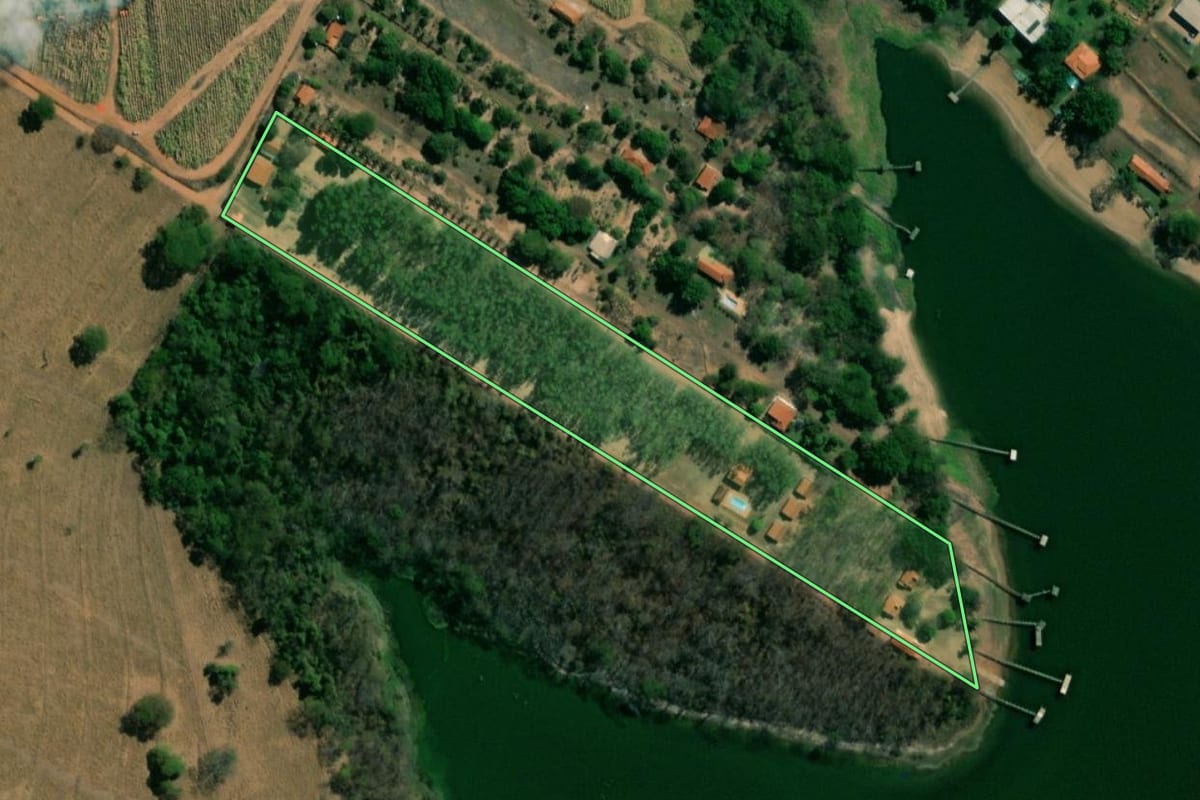 Imagem de satélite do imóvel rural em Adolfo (SP), com o contorno declarado no CAR desenhado por cima.