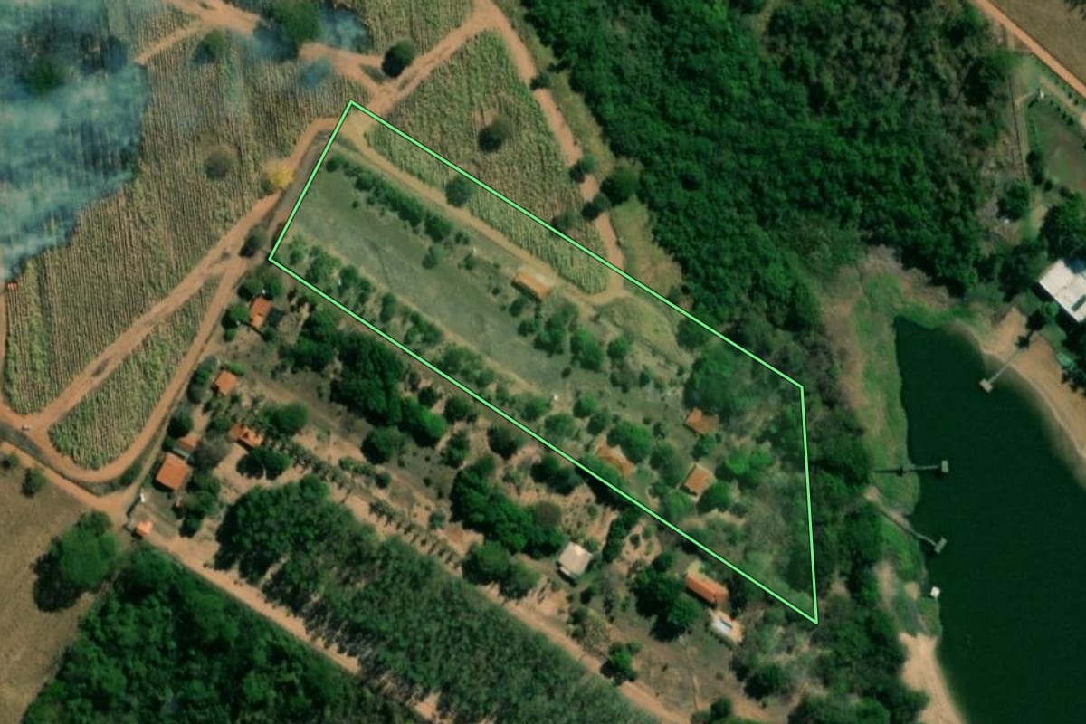 Imagem de satélite do imóvel rural em Adolfo (SP), com o contorno declarado no CAR desenhado por cima.