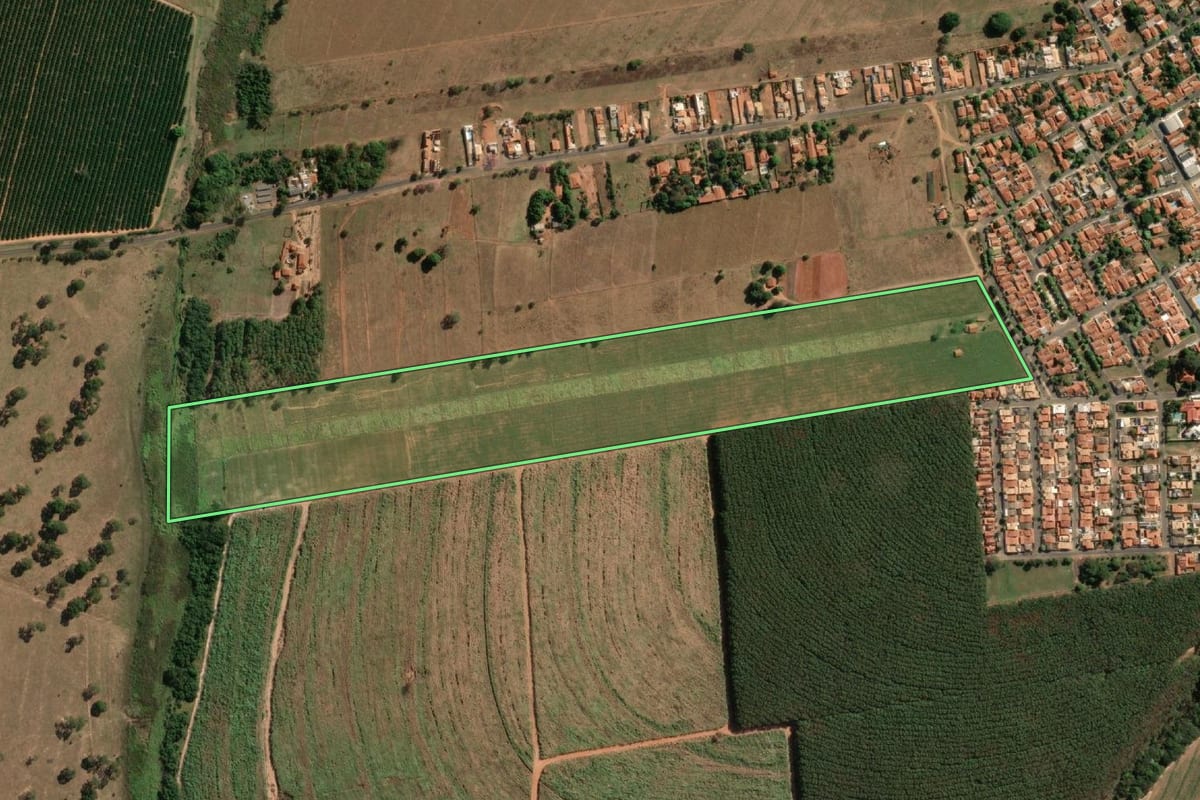 Imagem de satélite do imóvel rural em Adolfo (SP), com o contorno declarado no CAR desenhado por cima.