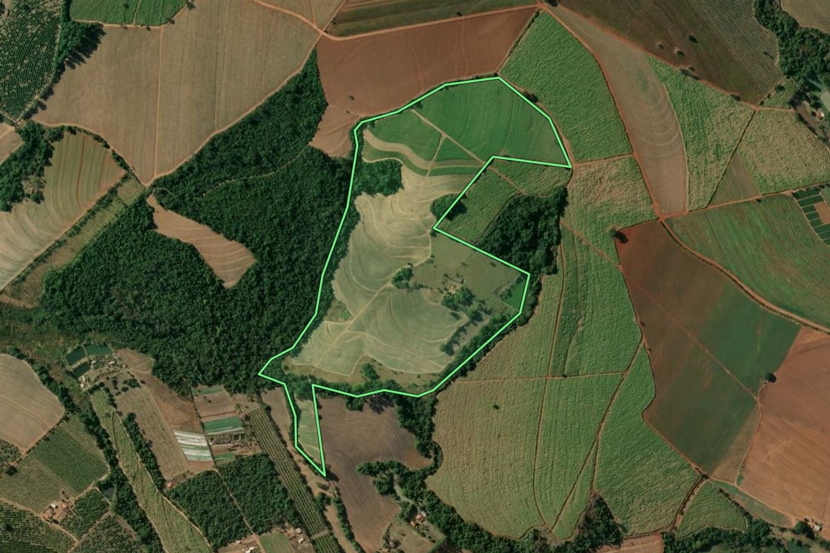 Imagem de satélite do imóvel rural em Aguaí (SP), com o contorno declarado no CAR desenhado por cima.