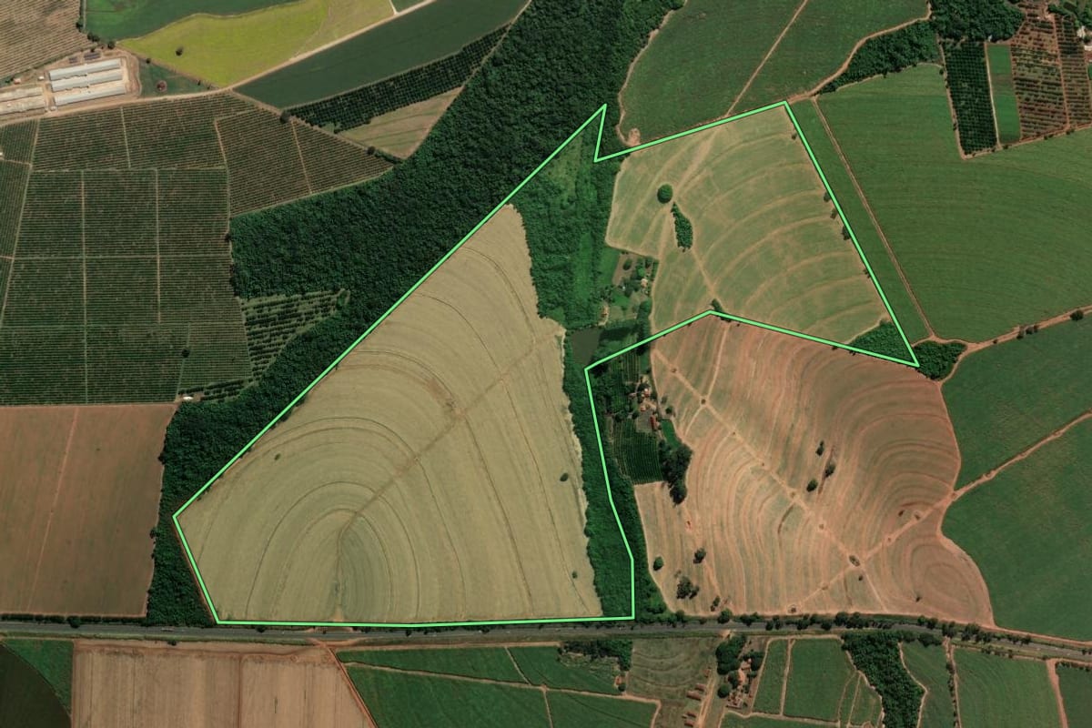 Imagem de satélite do imóvel rural em Aguaí (SP), com o contorno declarado no CAR desenhado por cima.