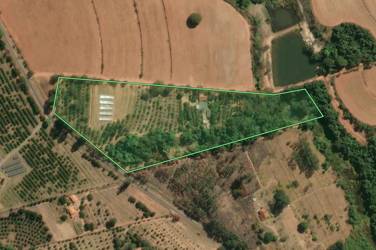 Imagem de satélite do imóvel rural em Aguaí (SP), com o contorno declarado no CAR desenhado por cima.