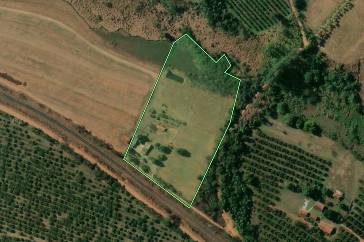 Imagem de satélite do imóvel rural em Aguaí (SP), com o contorno declarado no CAR desenhado por cima.