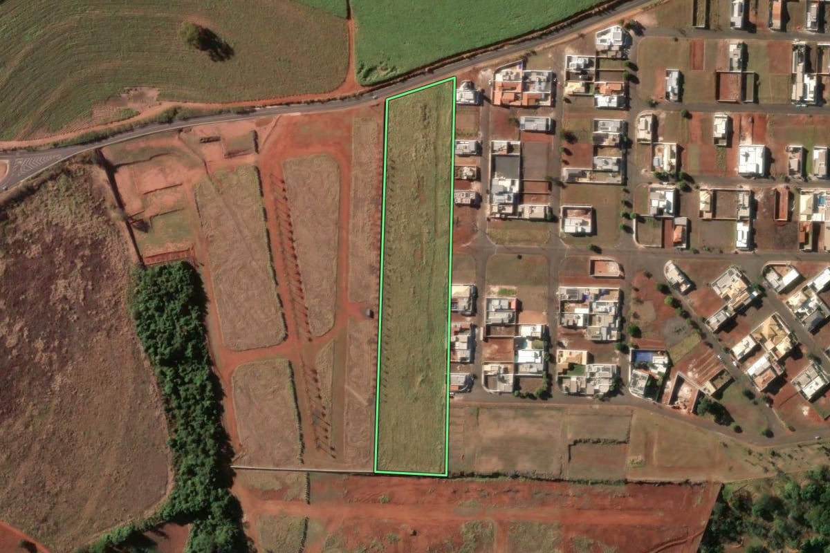 Imagem de satélite do imóvel rural em Aguaí (SP), com o contorno declarado no CAR desenhado por cima.
