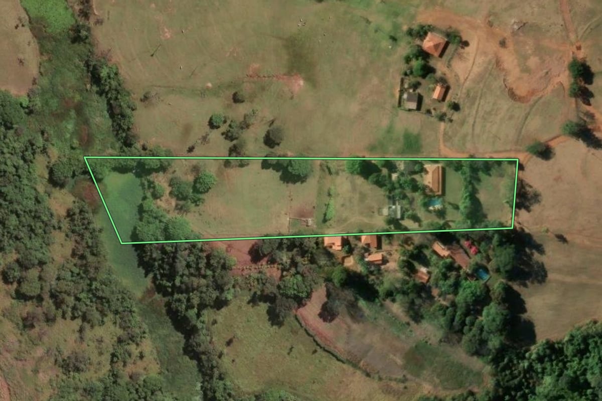 Imagem de satélite do imóvel rural em Aguaí (SP), com o contorno declarado no CAR desenhado por cima.