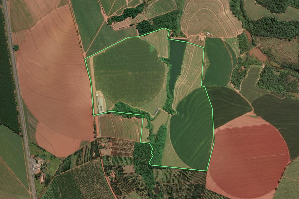 Imagem de satélite do imóvel rural em Aguaí (SP), com o contorno declarado no CAR desenhado por cima.