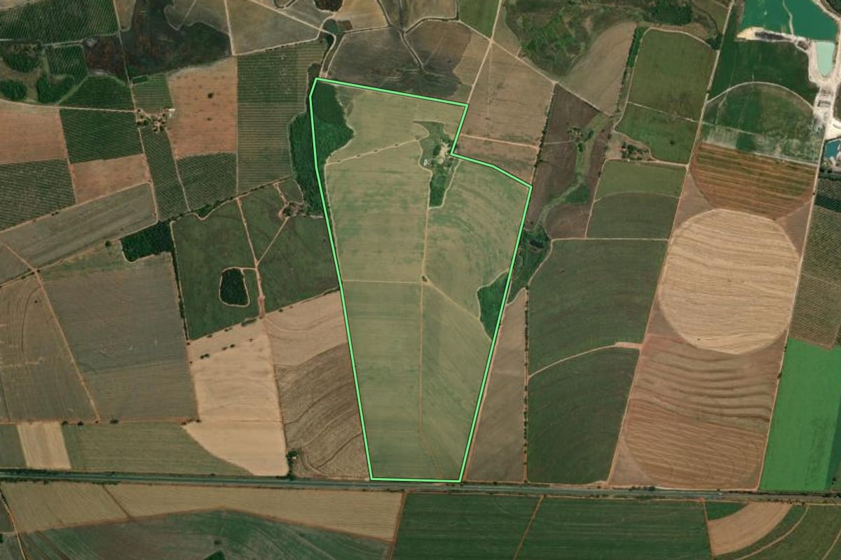 Imagem de satélite do imóvel rural em Aguaí (SP), com o contorno declarado no CAR desenhado por cima.
