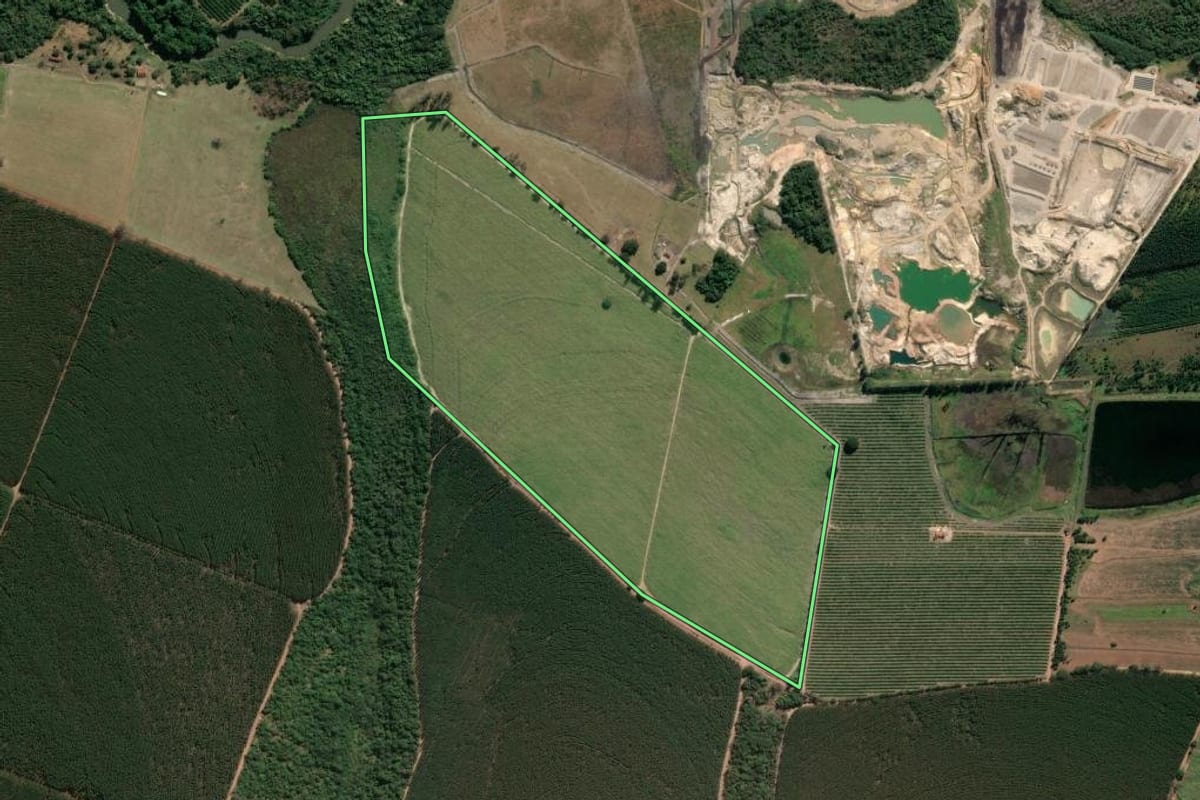 Imagem de satélite do imóvel rural em Aguaí (SP), com o contorno declarado no CAR desenhado por cima.