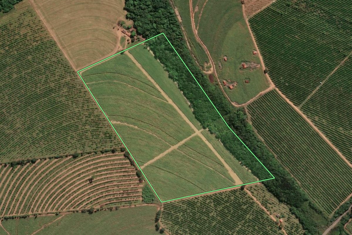 Imagem de satélite do imóvel rural em Aguaí (SP), com o contorno declarado no CAR desenhado por cima.