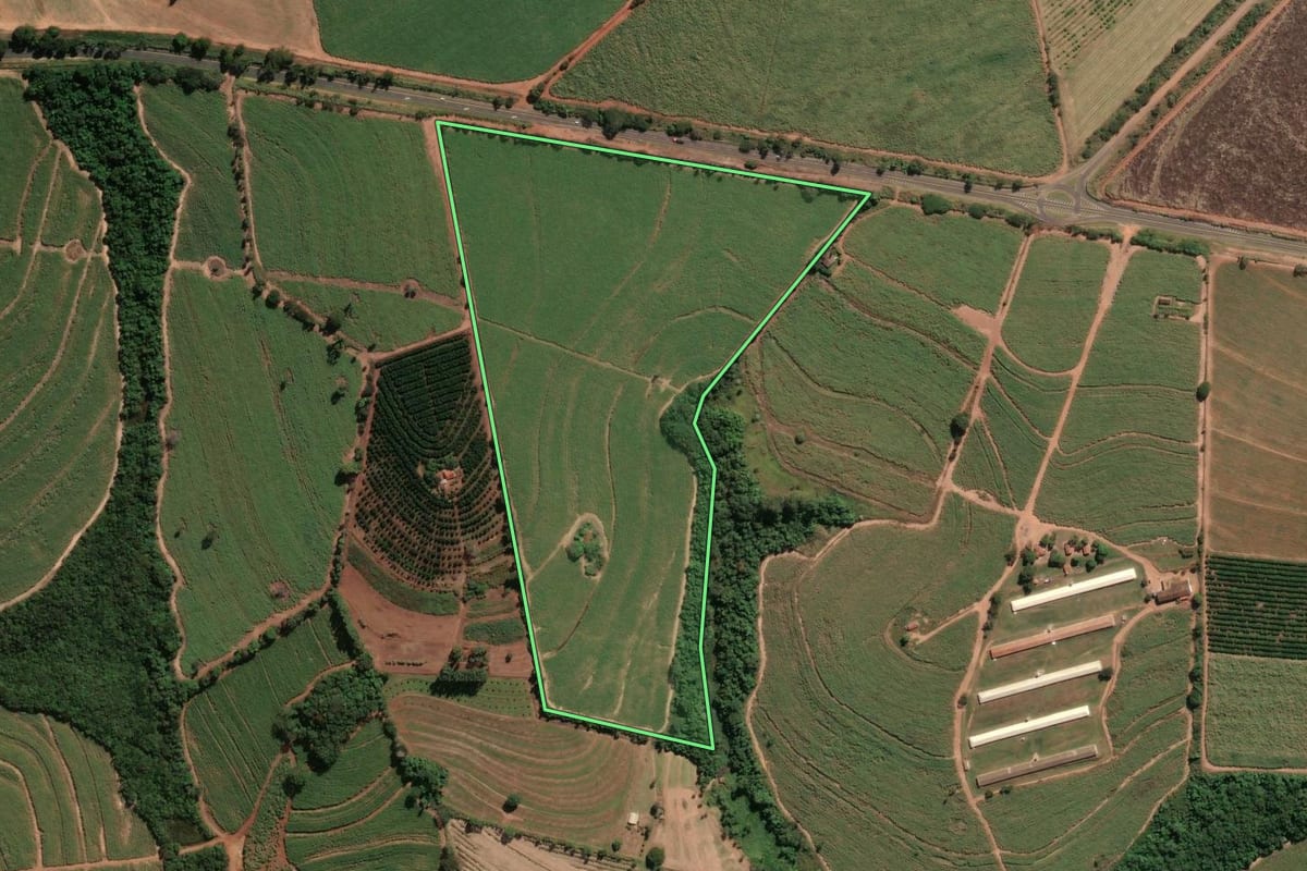 Imagem de satélite do imóvel rural em Aguaí (SP), com o contorno declarado no CAR desenhado por cima.