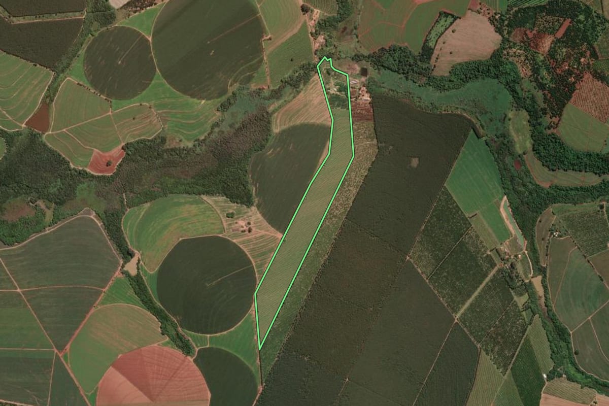 Imagem de satélite do imóvel rural em Aguaí (SP), com o contorno declarado no CAR desenhado por cima.