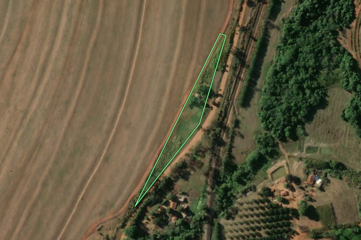 Imagem de satélite do imóvel rural em Aguaí (SP), com o contorno declarado no CAR desenhado por cima.