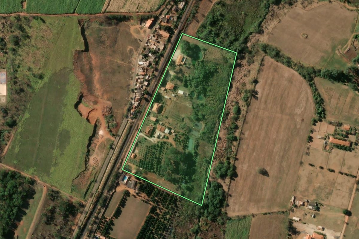 Imagem de satélite do imóvel rural em Aguaí (SP), com o contorno declarado no CAR desenhado por cima.
