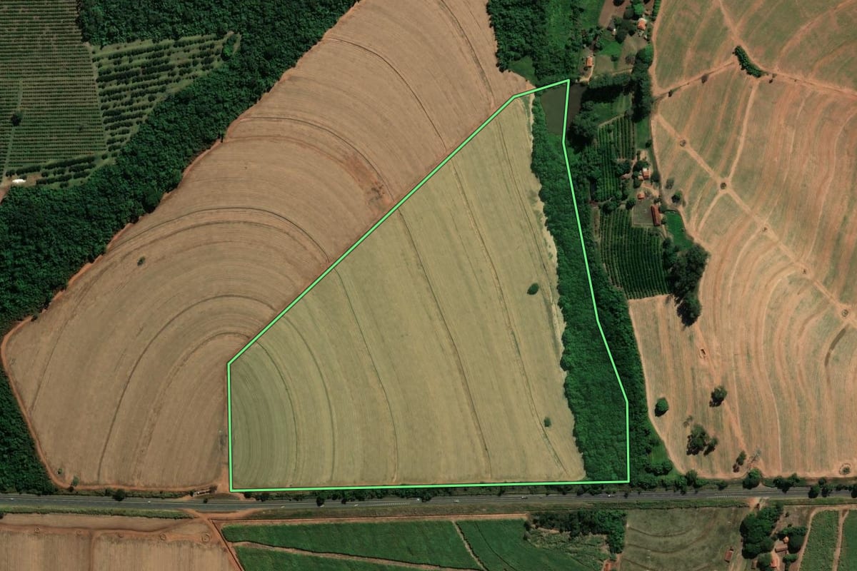 Imagem de satélite do imóvel rural em Aguaí (SP), com o contorno declarado no CAR desenhado por cima.
