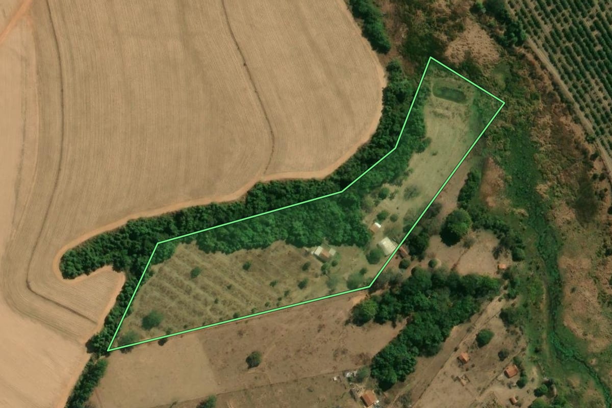 Imagem de satélite do imóvel rural em Aguaí (SP), com o contorno declarado no CAR desenhado por cima.