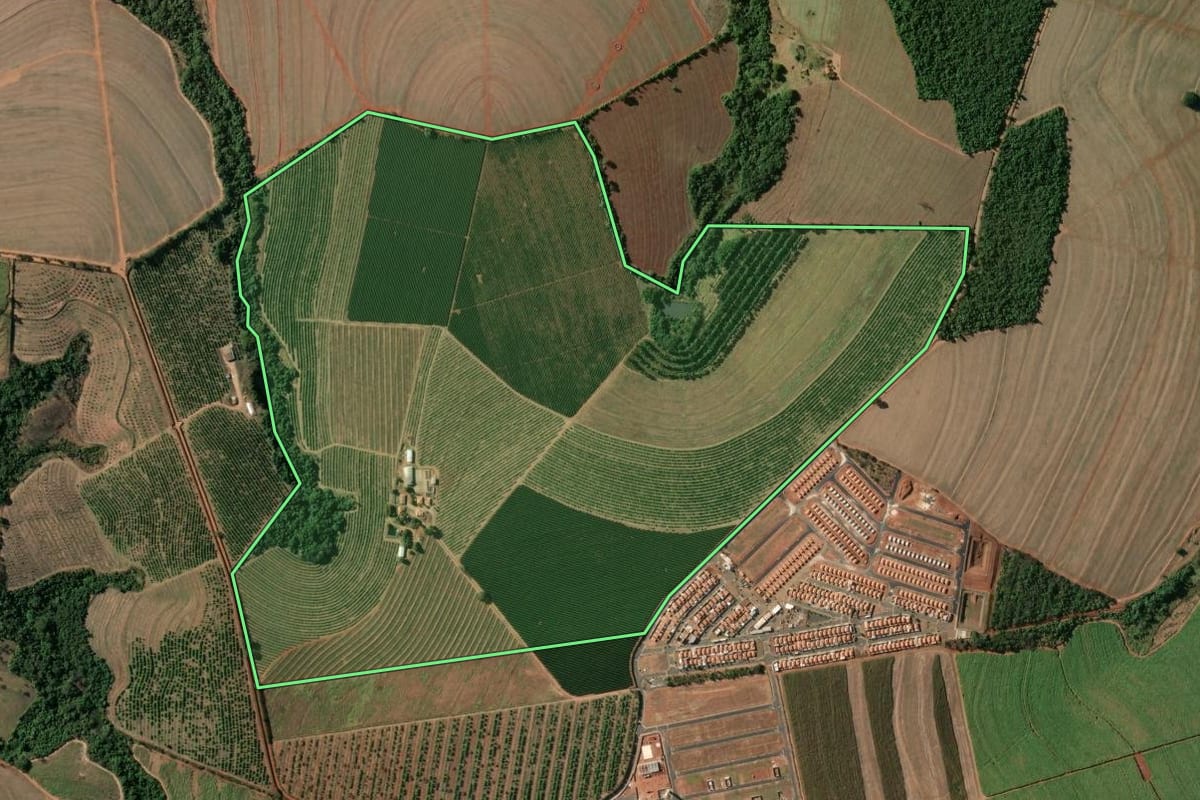 Imagem de satélite do imóvel rural em Aguaí (SP), com o contorno declarado no CAR desenhado por cima.