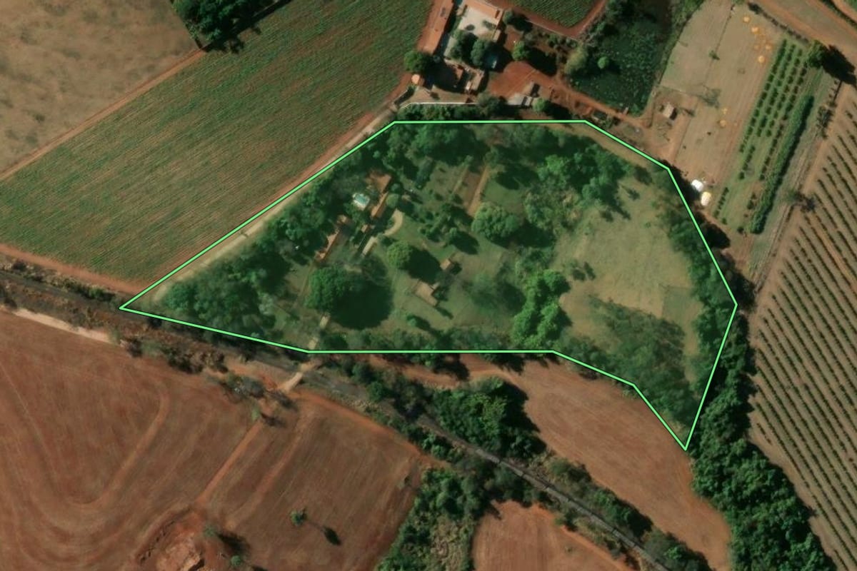 Imagem de satélite do imóvel rural em Aguaí (SP), com o contorno declarado no CAR desenhado por cima.