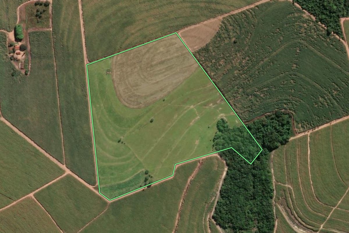 Imagem de satélite do imóvel rural em Aguaí (SP), com o contorno declarado no CAR desenhado por cima.