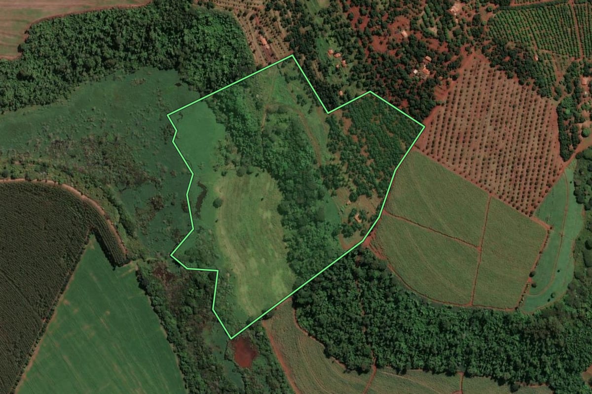 Imagem de satélite do imóvel rural em Aguaí (SP), com o contorno declarado no CAR desenhado por cima.