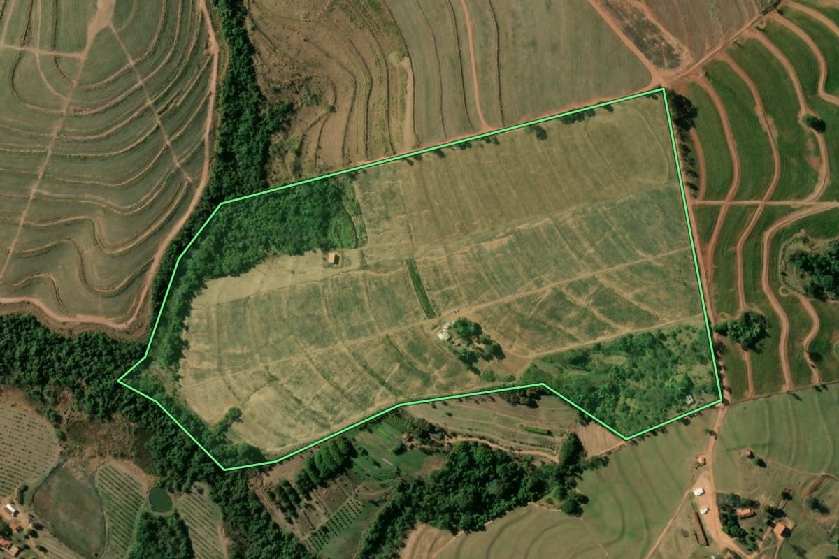 Imagem de satélite do imóvel rural em Aguaí (SP), com o contorno declarado no CAR desenhado por cima.