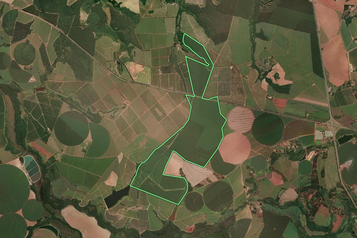 Imagem de satélite do imóvel rural em Aguaí (SP), com o contorno declarado no CAR desenhado por cima.