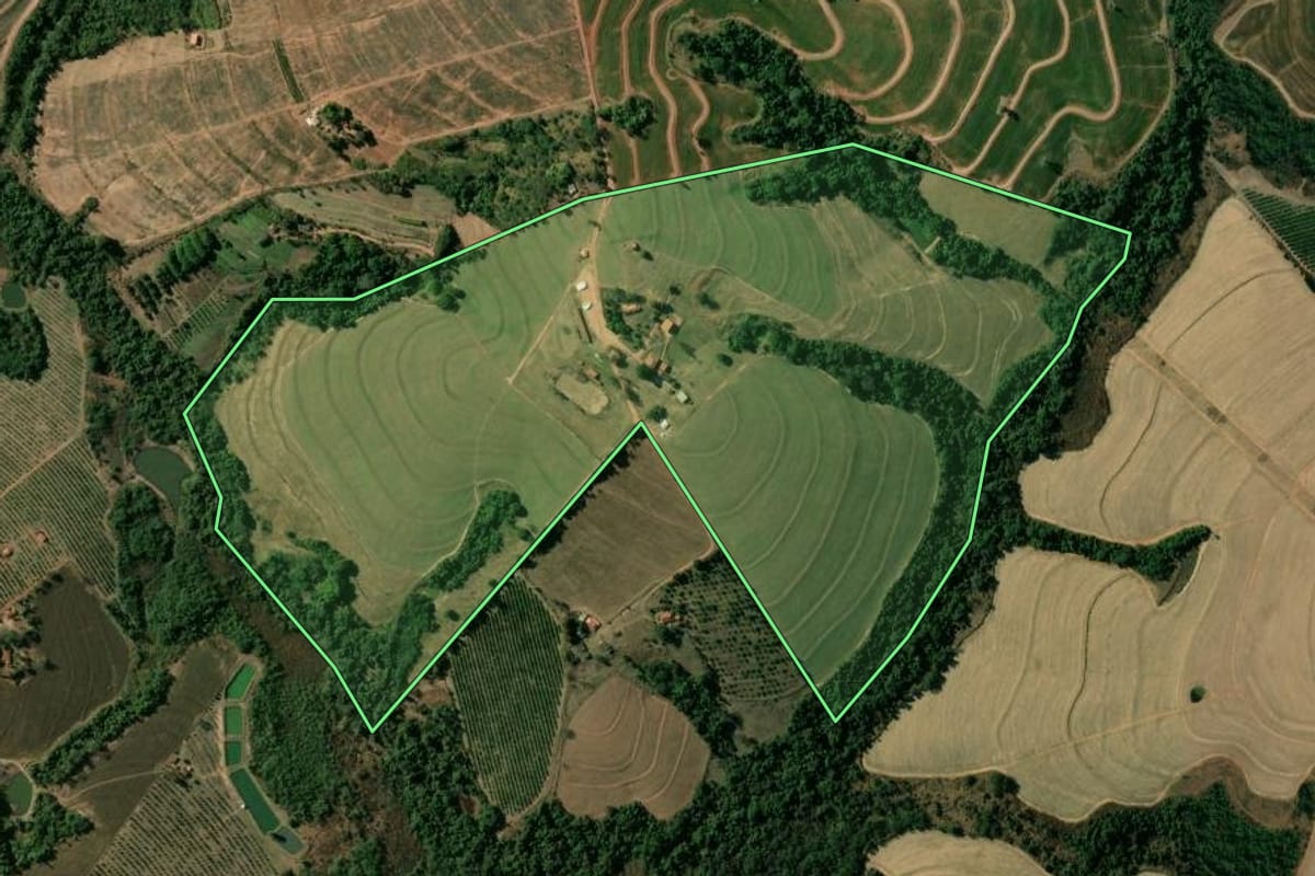 Imagem de satélite do imóvel rural em Aguaí (SP), com o contorno declarado no CAR desenhado por cima.
