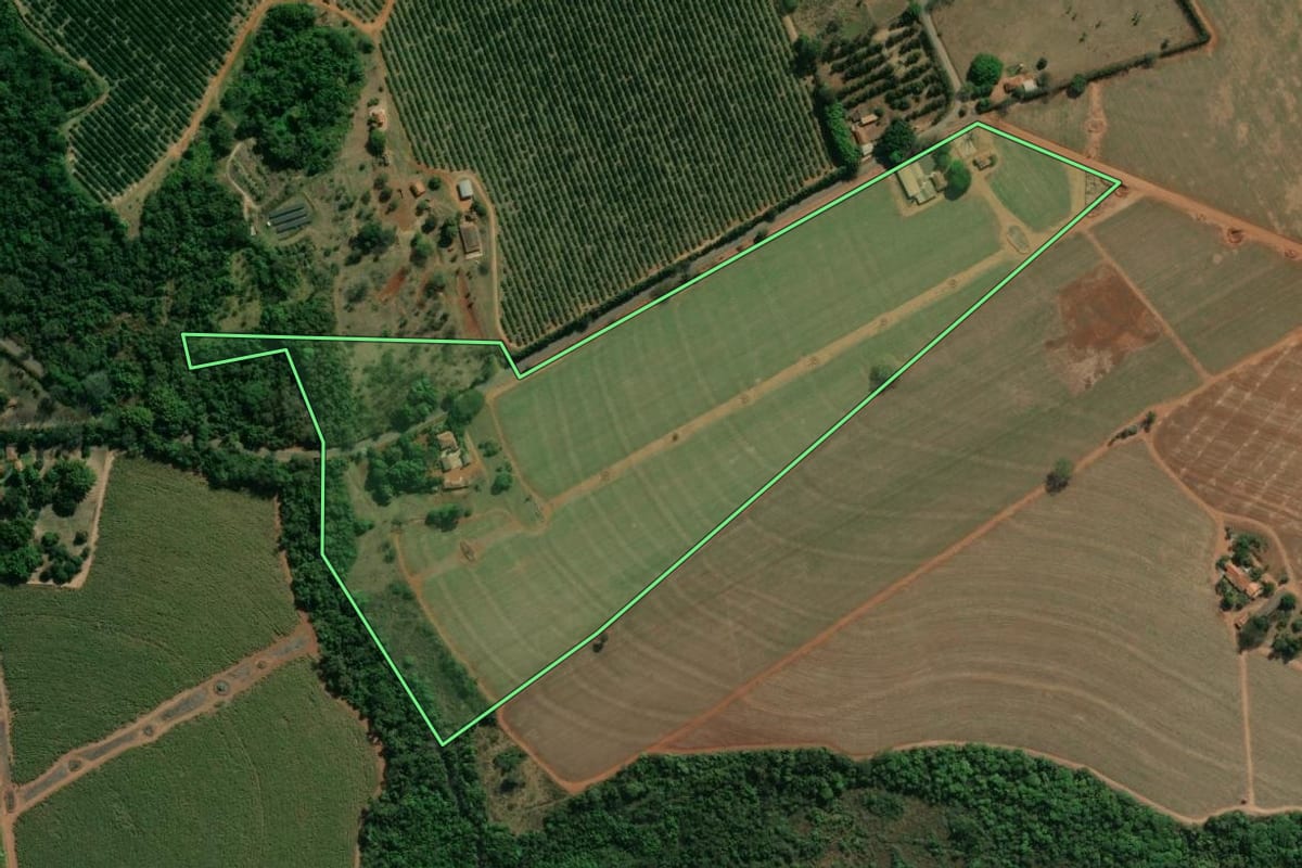 Imagem de satélite do imóvel rural em Aguaí (SP), com o contorno declarado no CAR desenhado por cima.