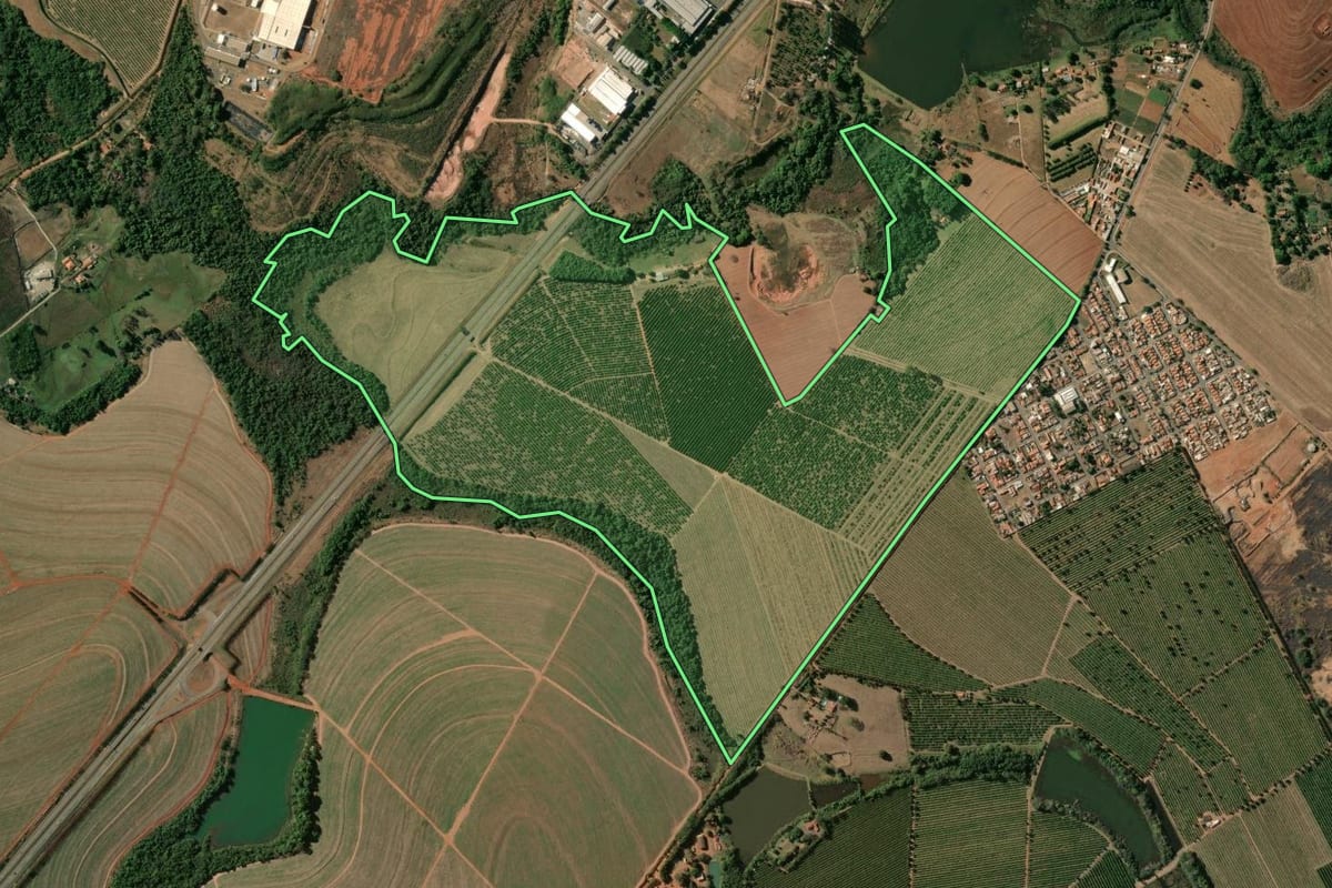 Imagem de satélite do imóvel rural em Aguaí (SP), com o contorno declarado no CAR desenhado por cima.