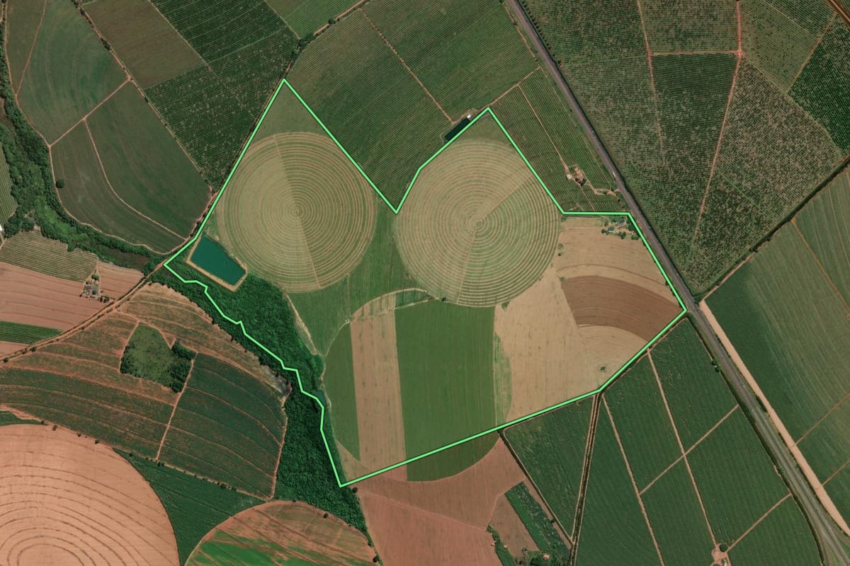 Imagem de satélite do imóvel rural em Aguaí (SP), com o contorno declarado no CAR desenhado por cima.