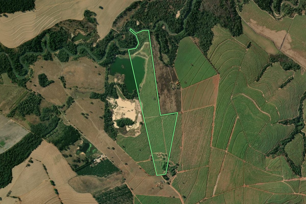 Imagem de satélite do imóvel rural em Aguaí (SP), com o contorno declarado no CAR desenhado por cima.