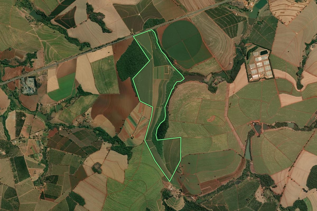 Imagem de satélite do imóvel rural em Aguaí (SP), com o contorno declarado no CAR desenhado por cima.